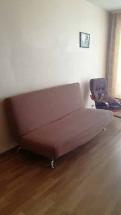 Прямой диван без подлокотников с чехлом